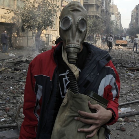 Người thanh niên này rất tự tin với mặt nạ phòng độc kèm bình khí giữa quang cảnh điêu tàn ở con phố gần quảng trường Tự do. Ảnh: AFP